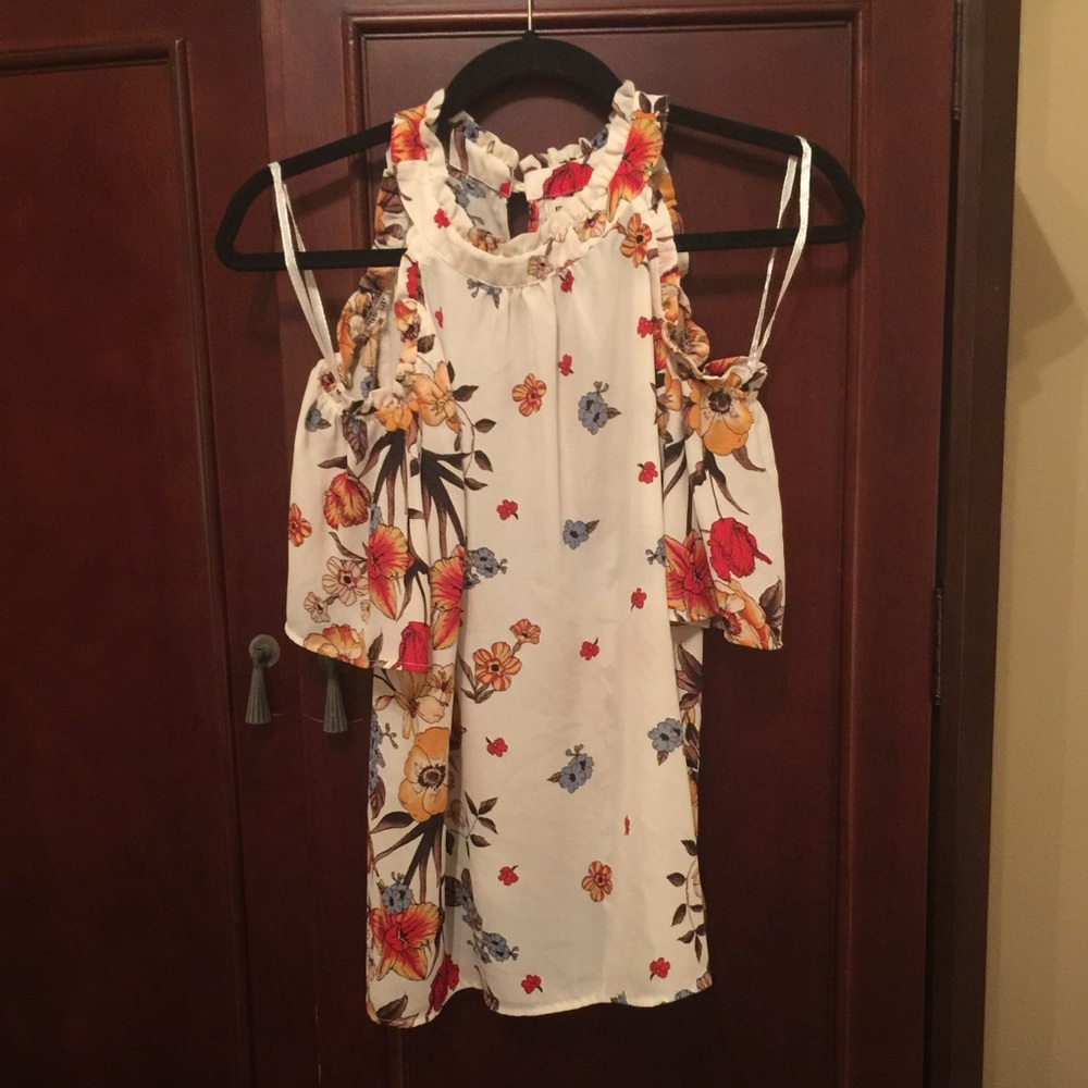 Monteau Cold Shoulder Floral Top Ivory Color XL